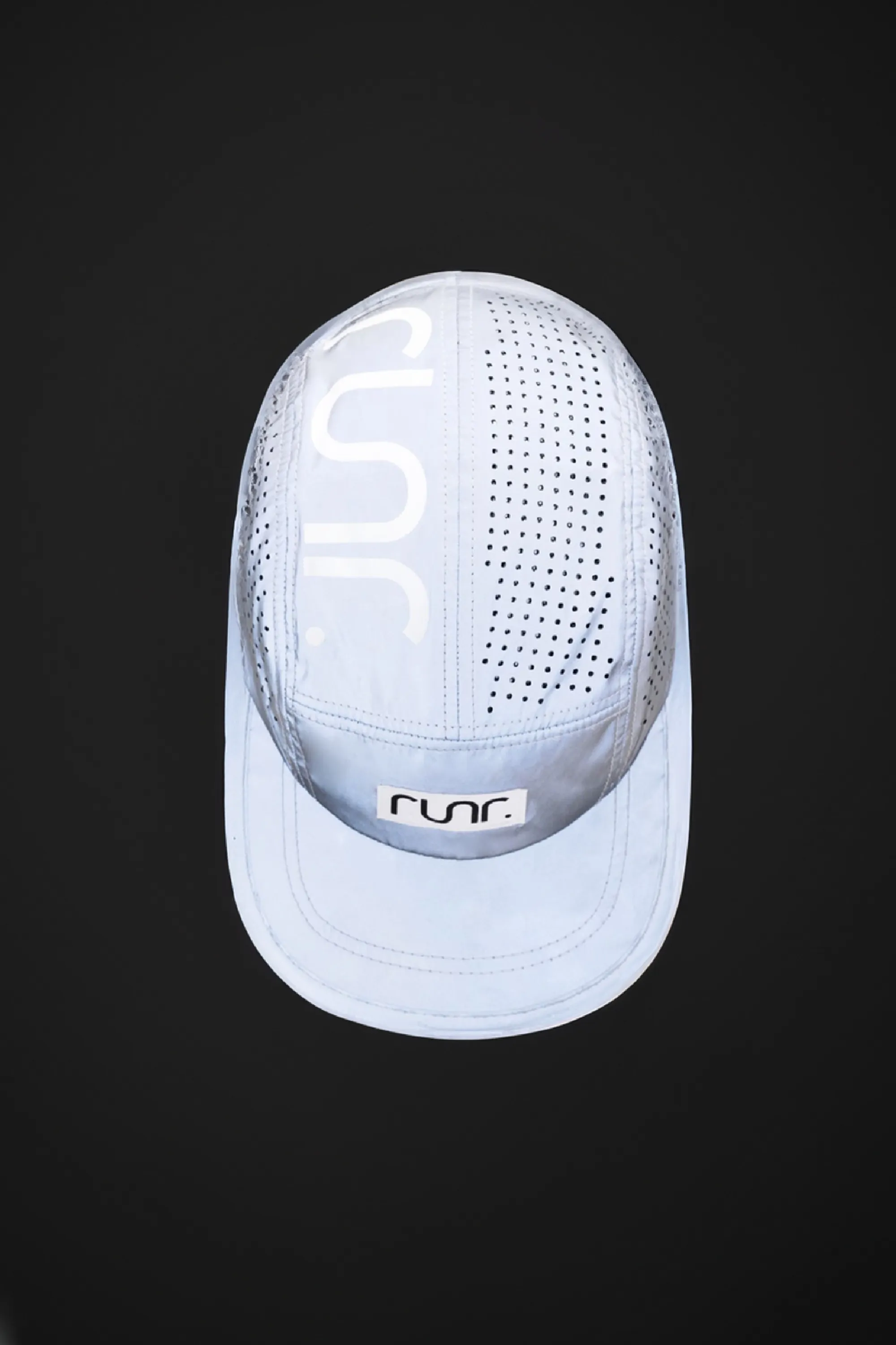 Here’s an optimized title for the e-commerce product:

Runr Lumos Lightweight Reflective Running Hat for Enhanced Visibility and Comfort